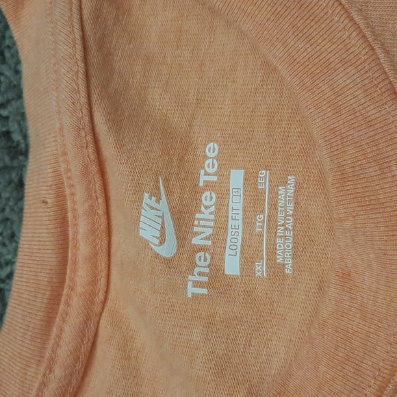 Nike Sportswear Premium Essentials T-Shirt - Picture 3 of 4